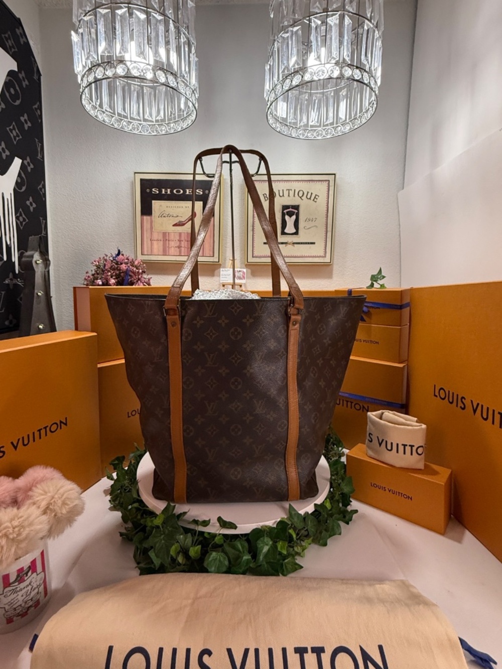 LOUIS VUITTON HUGE MONOGRAM TOTE! - Picture 3 of 17